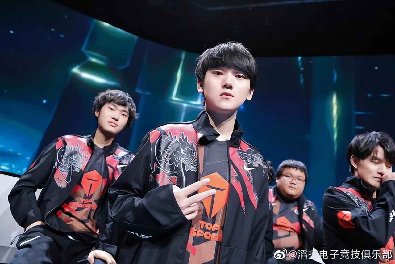 他的队友们