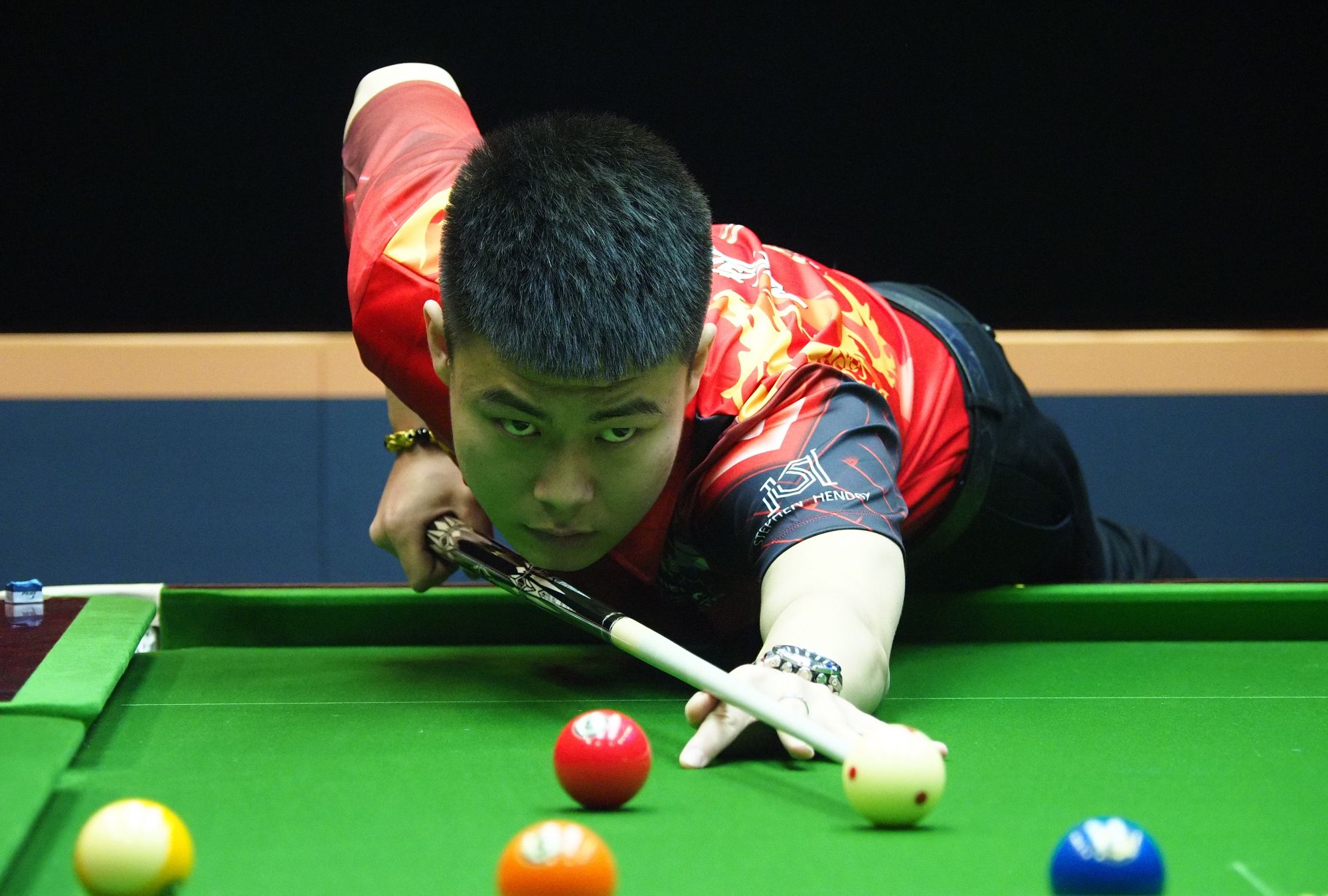 她总是谦虚 她总是谦虚