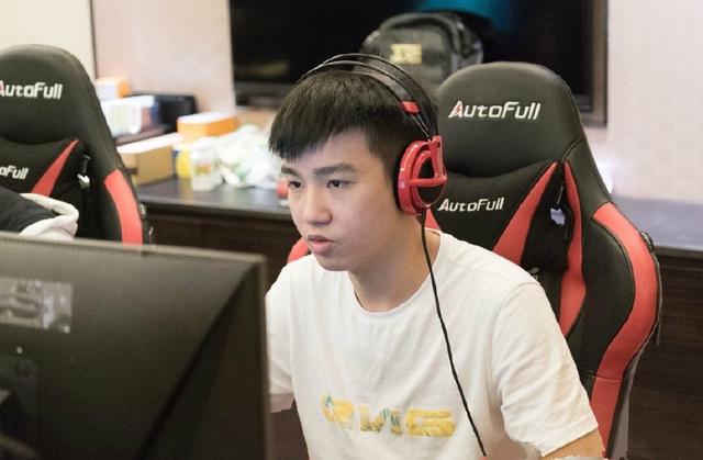 英媒：热刺、利物浦和曼联都在关注布伦特福德队长柯林斯